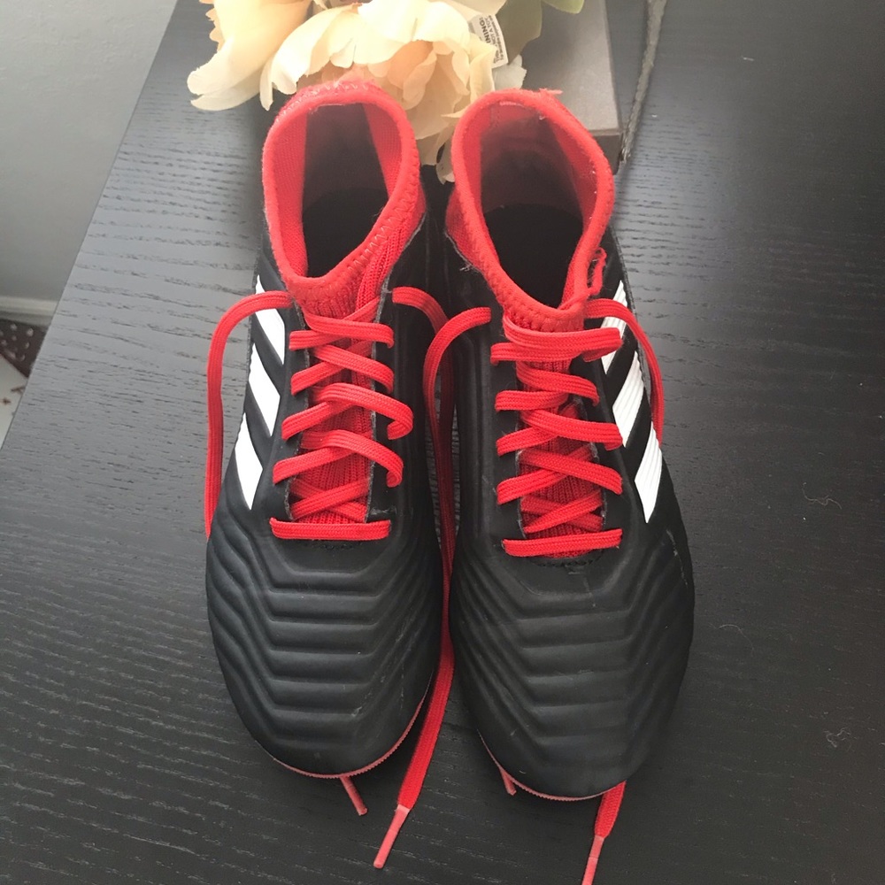 Unisex  soccer shoes size 3.5 black and pink